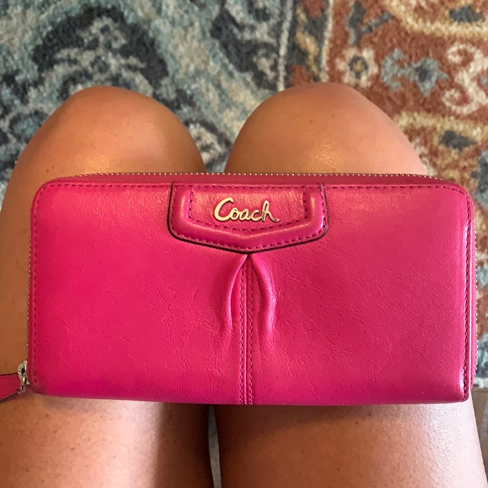 Coach wallet. Leather. Hot pink